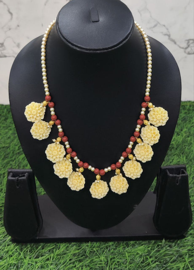 Cream Flower Beads 4 C5-5E